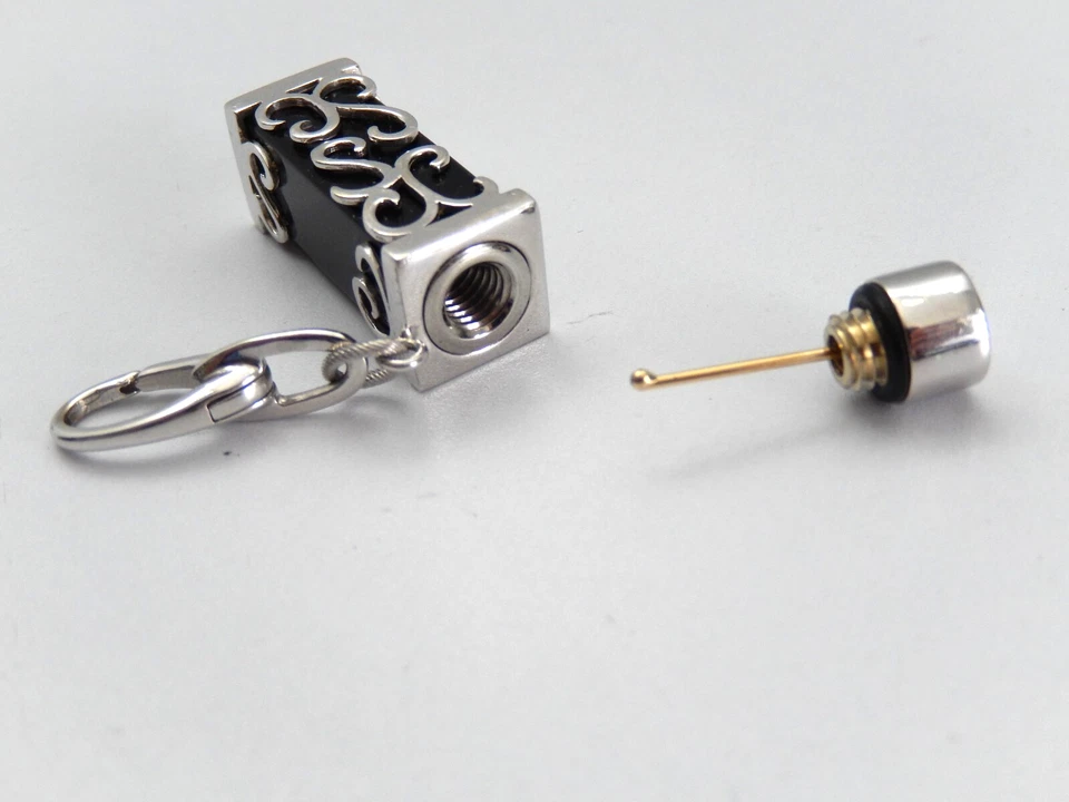 Colgante frasco de aceite de perfume de ónix negro con carcasa y tapa de filigrana de oro blanco de 14kt Foto 2 de 4