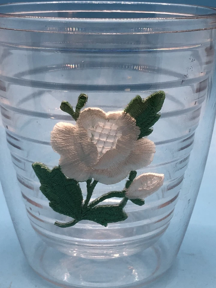 Tervis Tumbler bordado branco dia das mães rosa flor folhas verdes - Imagem 2 de 4