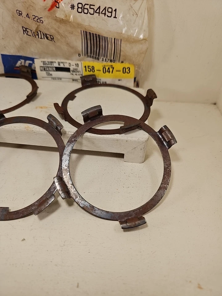 Лот из 4 новых из старых запасов оригинальных фиксаторов переднего уплотнения GM 2004R 700R4 4L60 4L60E 4L65E 8654491 - Изображение 3 из 4