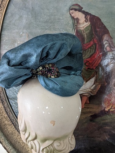 SOMBRERO DE TERCIOPELO TURQUESA DE COLECCIÓN JOYAS LENTEJUELAS CUENTAS ETIQUETADO JOSETTE GODELLE - Imagen 7 de 11