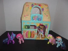 Vintage 2002 Hasbro MLP My Little Pony Surf Shop with 5 Ponies