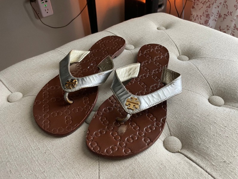 Tory Burch  Monroe Silver Leather Open Toe Slip-On Flat Thong Sandals Sz 8.5 M