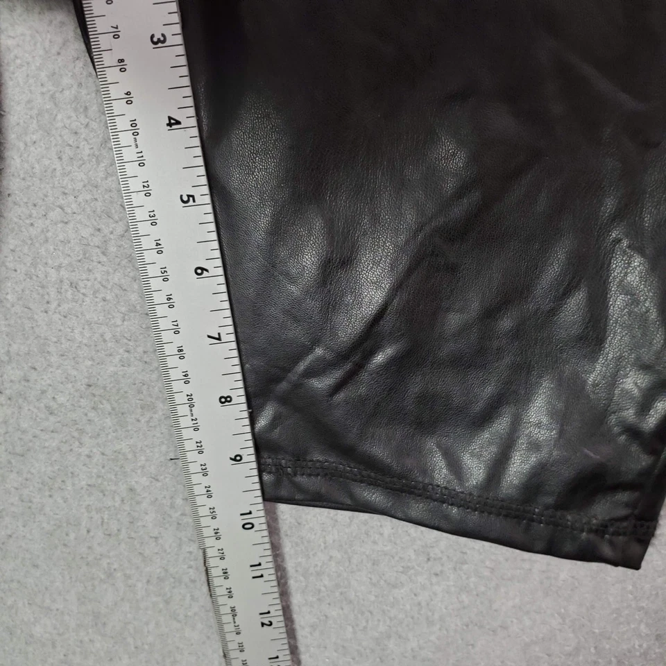 Pantalones Cortos Bebe Mujer Medianos Negros Imitación Cuero Motociclista Elastizados Logo Estrás Foto 4 de 4