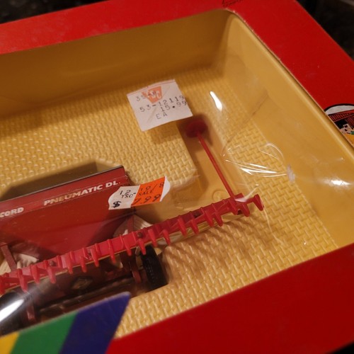 BRITIANS #9621 RENAULT 145-14 TURBO & SEED DRILL DIECAST MADE IN ENGLAND RARE - Picture 8 of 17