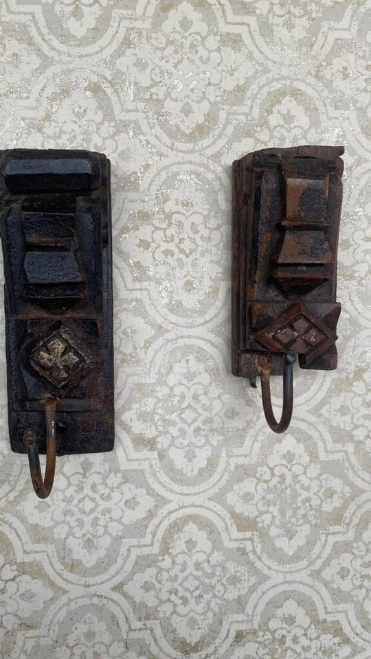 Antiguo par de 2 soportes colgantes de pared antiguos tallados a mano de madera con gancho para colgar Foto 2 de 4