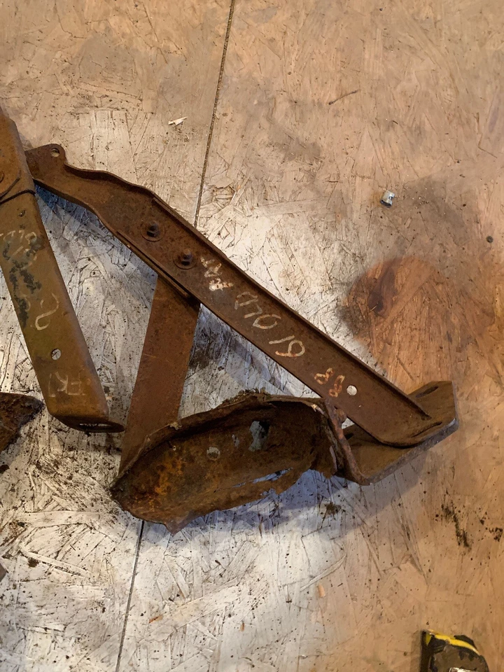 Oldsmobile 88 1961 soportes de parachoques delanteros Foto 4 de 4