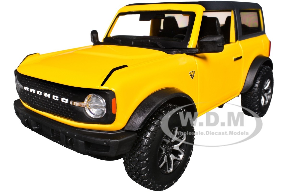 2021 FORD BRONCO BADLANDS YELLOW 1/24 DIECAST MODEL CAR BY MAISTO