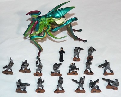 Galoob Action Fleet Starship Troopers Hopper Bug and 16 Figures