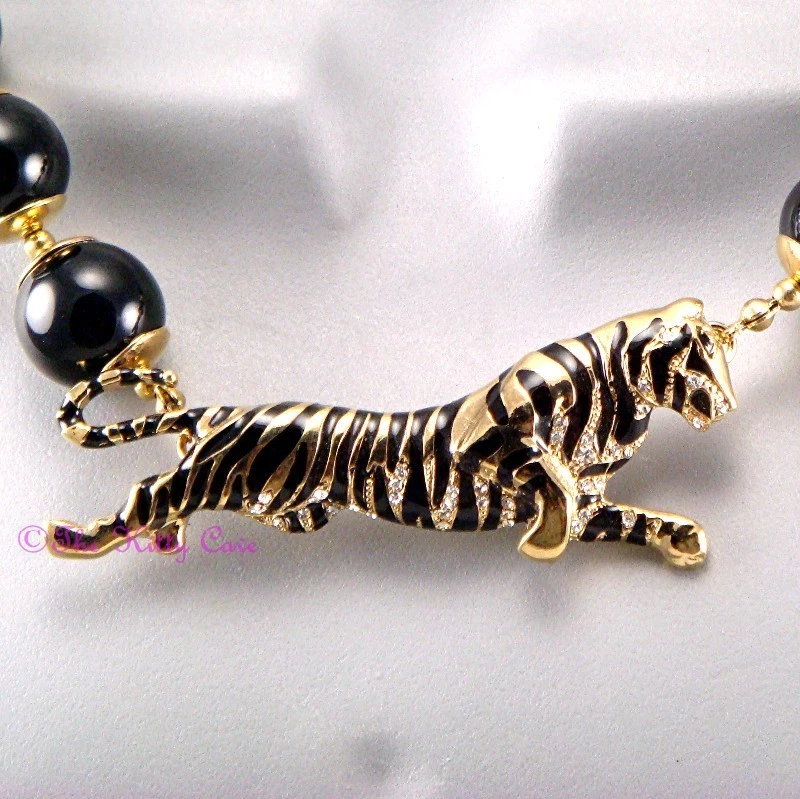 Collar distintivo con cuello de palanca de tigre dorado con cuentas azabache negro con cristales de Swarovski Foto 2 de 4