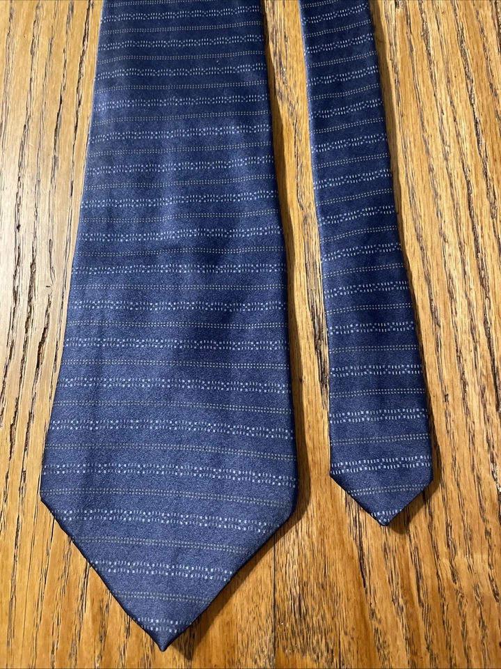 Gravata Zylos dourada George Machado listrada de seda azul marinho EUA em excelente estado usado - Imagem 4 de 4