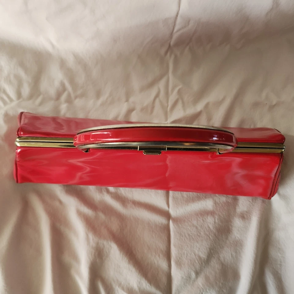 Cartera vintage años 50 60 charol vinilo detalles rojo cereza tono dorado Foto 3 de 4