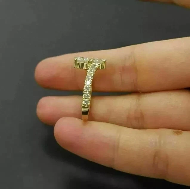 Anillo de compromiso bypass blanco de corte redondo de 2 quilates enchapado en oro amarillo de 14 k Foto 4 de 4