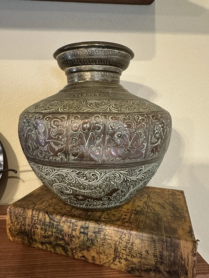 "Antigua olla Kalash hecha a mano Ganga Jamuna de latón antiguo 8"" X 8""" Foto 4 de 4