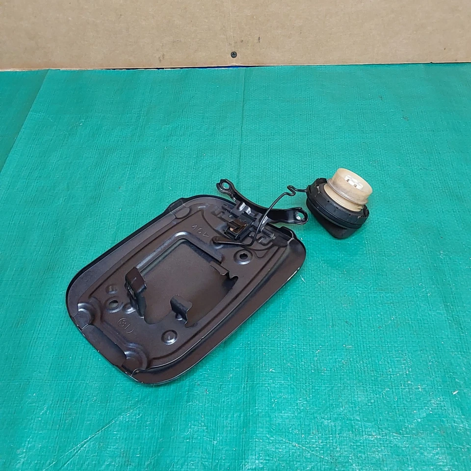 Tapa de puerta gris del tanque de combustible Toyota Corolla 2009-2013 OEM 77350-02070 Foto 4 de 4