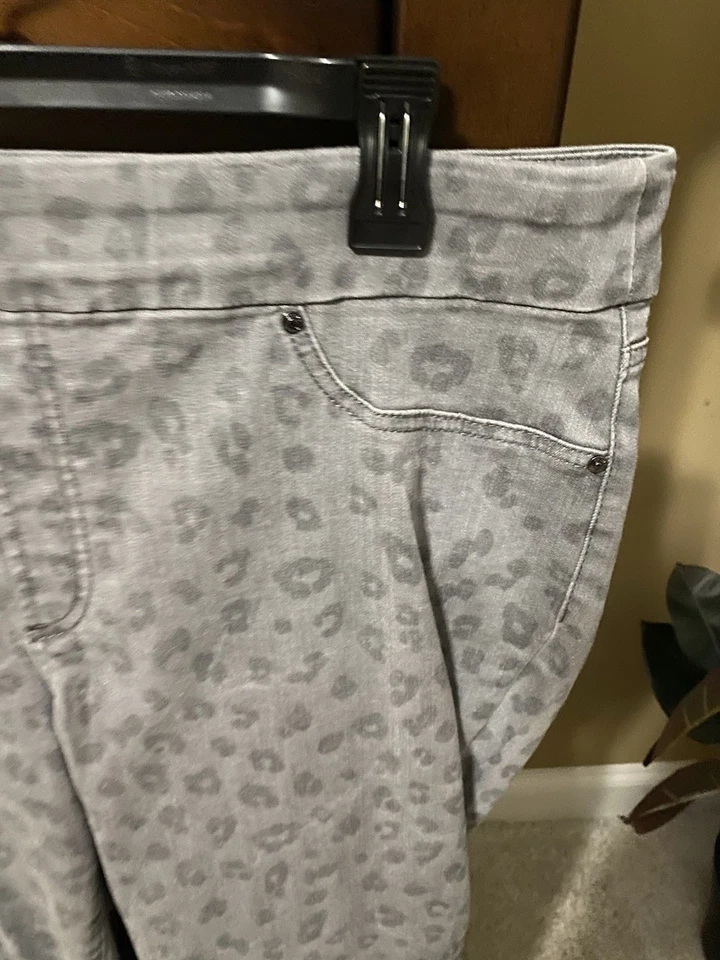 Chico’s Pull On Jeggings 2.5 14 Gray Animal Print Denim Jeans Chicos - Image 2 of 4