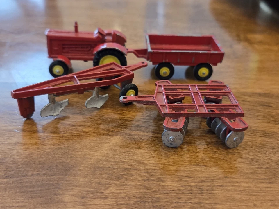 Conjunto vintage de tratores e implementos agrícolas Tootsietoy. Frete grátis - Imagem 3 de 4