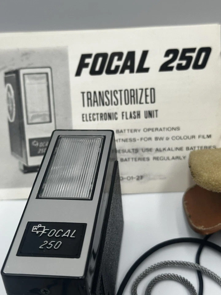 Cámara telémetro torre 35 mm vintage hecha en Alemania con estuche y unidades de flash Foto 3 de 4