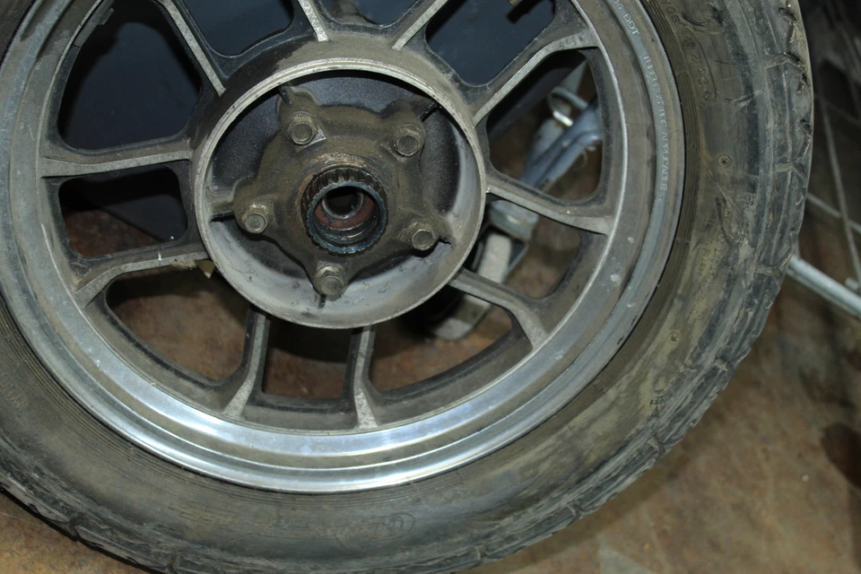 85 HONDA V65 MAGNA OEM REAR BACK WHEEL W TIRE C31D - Image 2 of 4