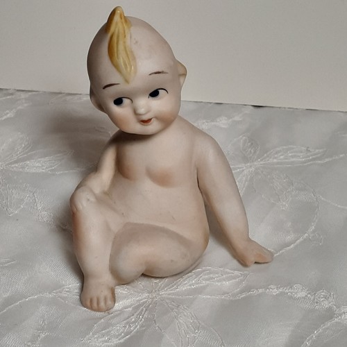 Vintage bisque Kewpie dolll sitting looking to side - Picture 6 of 17