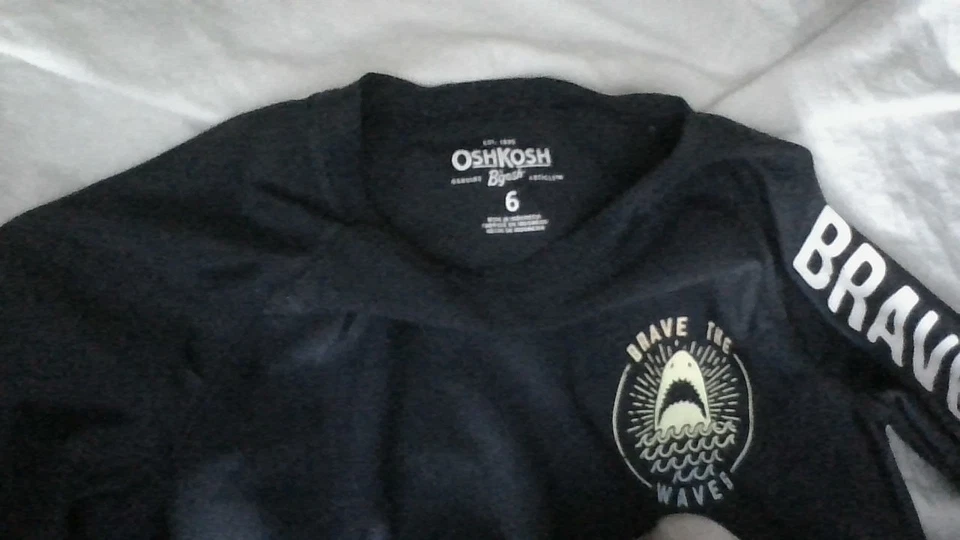 Blusa de banho Oshkosh tamanho 6 "BRAVE THE WAVE" Shark Long Slv *Falhas: Snags/Pilling - Imagem 3 de 4