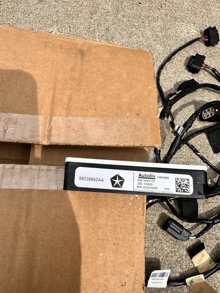 Sensor y arnés monitor punto ciego Chrysler Dodge Jeep 56038942AA 68105683AE Foto 4 de 4