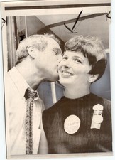 PAUL NEWMAN Kisses Mrs. James Brandon DEMOCRATIC CONVENTION 1968 Press Photo