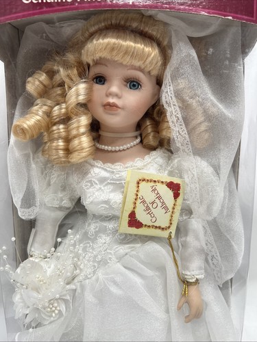 Donnatella DeRoma Fine Porcelain Doll in original box and wedding dress - Picture 2 of 10