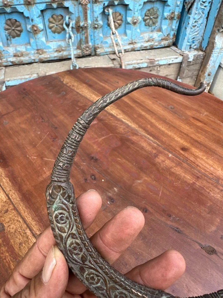 Antiguo collar de joyería tribal grabado a mano de cobre antiguo Foto 3 de 4