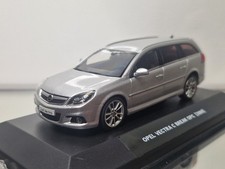 Schuco 1:43 Opel Vectra C Break OPC 2009 Silver – Display Case