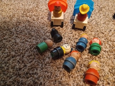 VTG FISHER PRICE LITTLE PEOPLE LOT (9) 7 PEOPLE, 2 DOGS & 2 DUMP TRUCKS
