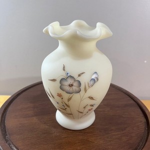 FENTON 花柄 カスタードサテンガラス 2つセット 1匹耳負傷 Fenton Custard Glass Vase | eBay
