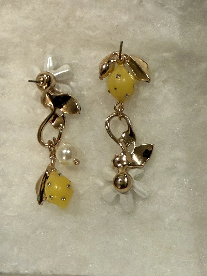 Pendientes colgantes Betsey Johnson fruta prohibida limón y flor desajuste Foto 4 de 4