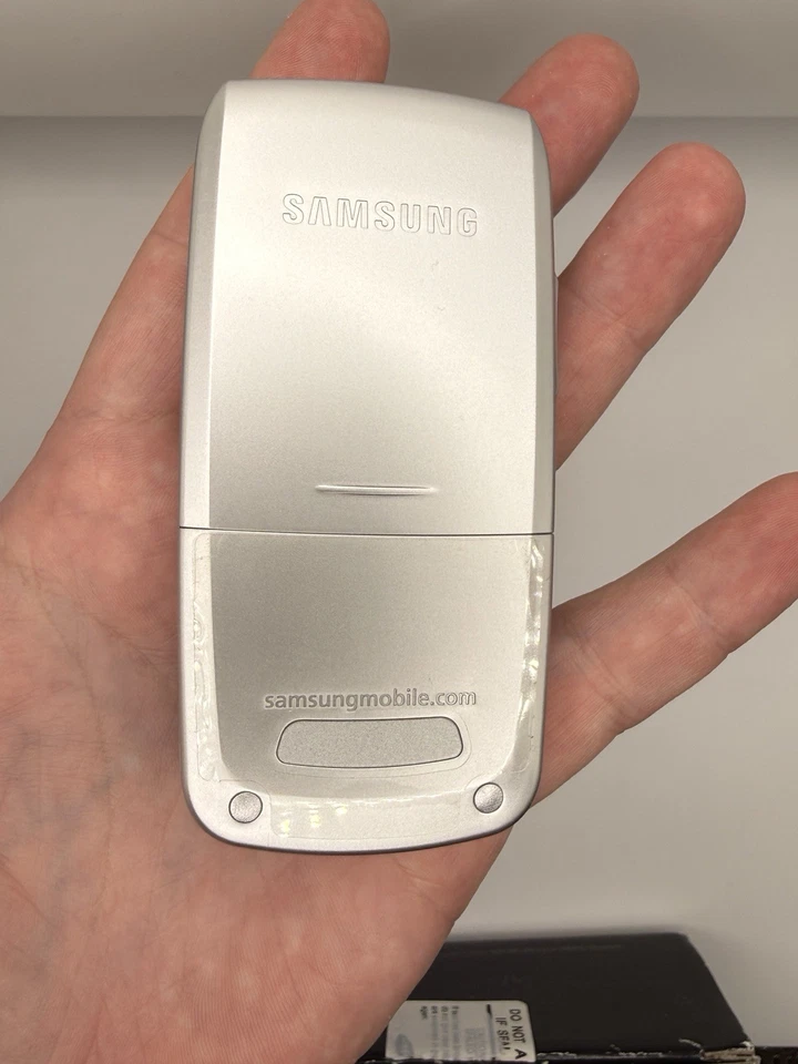 Samsung SGH E250 Silver Rare Collectors Mobile Phone - Image 4 of 4