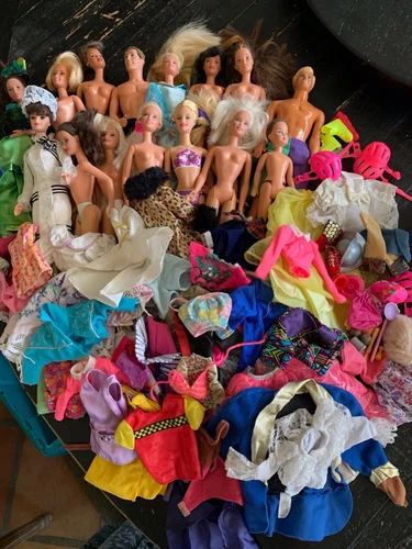 Huge Lot of Vintage 16 Barbie Dolls plus over 120 Clothes & Accessories 80s 90s