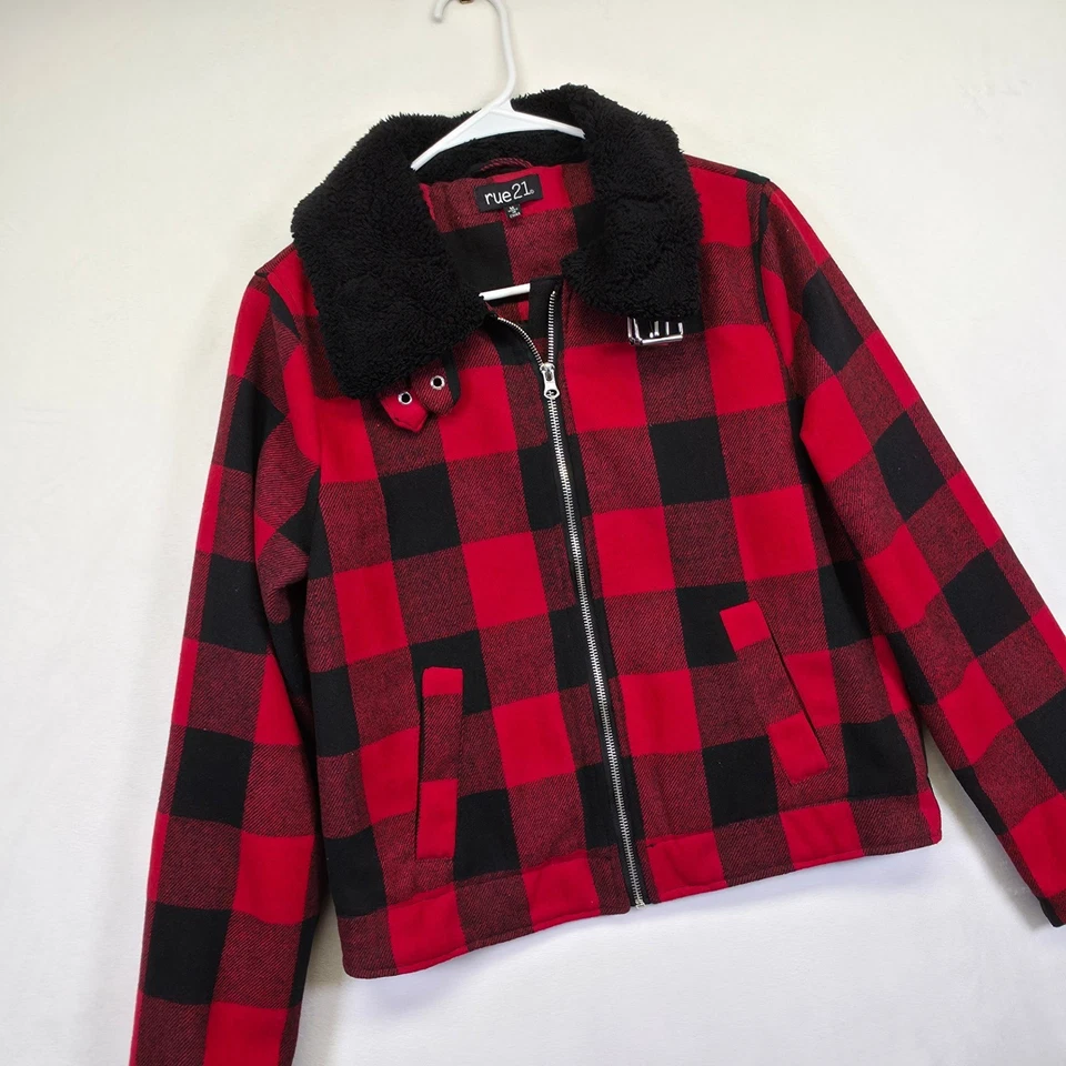 Chaqueta Rue21 para mujer M roja negra cuello de piel sintética a cuadros búfalo motociclista recortada Foto 2 de 4
