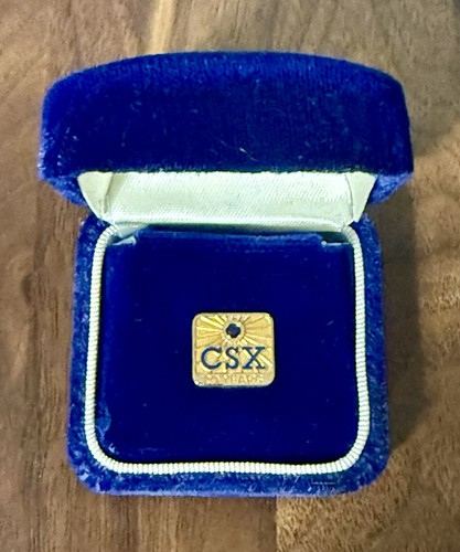 2.3 grams 10k Gold CSX Railroad 20 Year Service Pin Award Jostens with Emerald