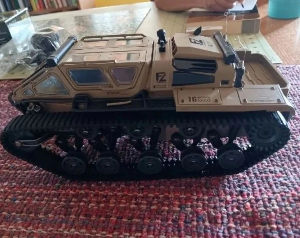 Tracked Tank Simulation Model 360 Rotation 2.4G Remote Control Off-Road Vehicle - Image 2 of 4