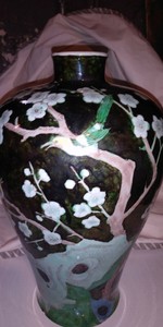 antique ming dynasty ? chinese porcelain  verte noire meiping vase