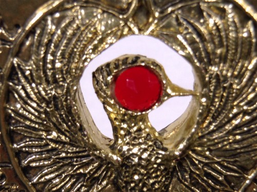 Cabezal Indiana Jones, Staff of RA, oro, metal, joyas rojas, placa, soporte - Imagen 4 de 8