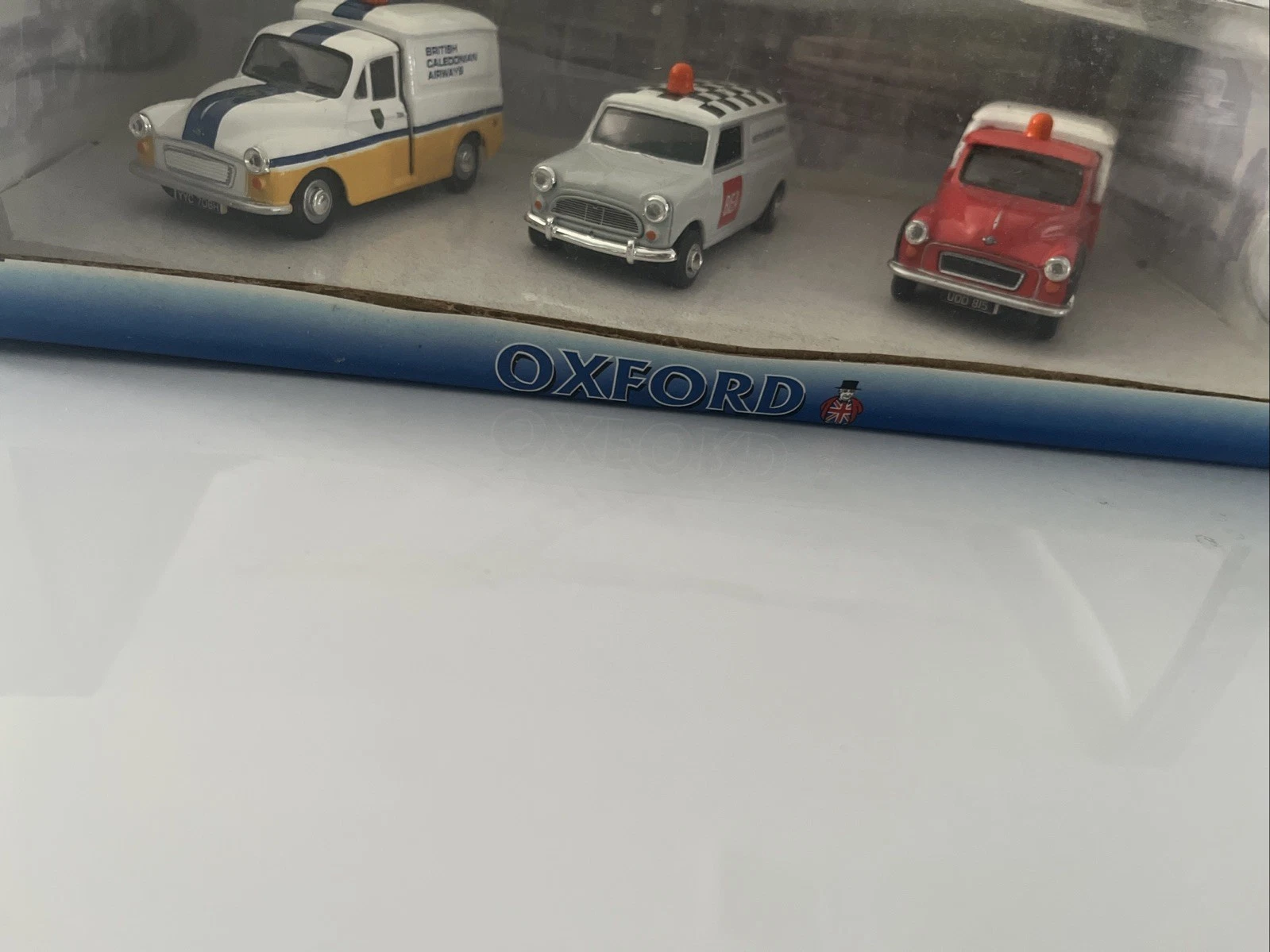 VANS Oxford Airport Set 18 Due furgoni Morris Minor e un minivan scala 1 43 SCATOLA