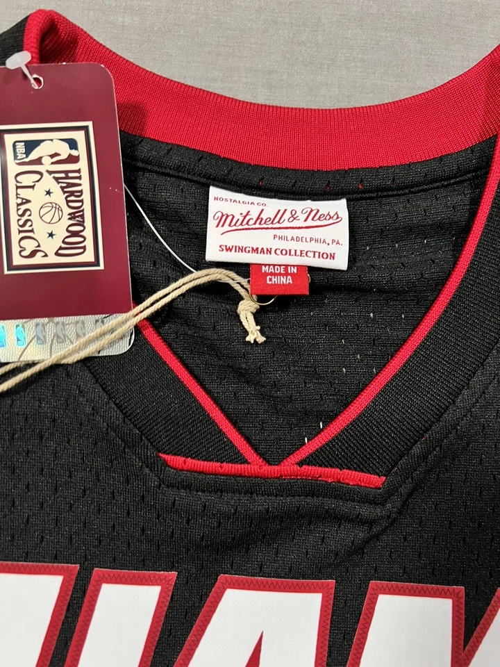 Camiseta deportiva Mitchell & Ness Miami Heat Ray Allen 2012-13 auténtica para hombre mediana negra. Foto 4 de 4