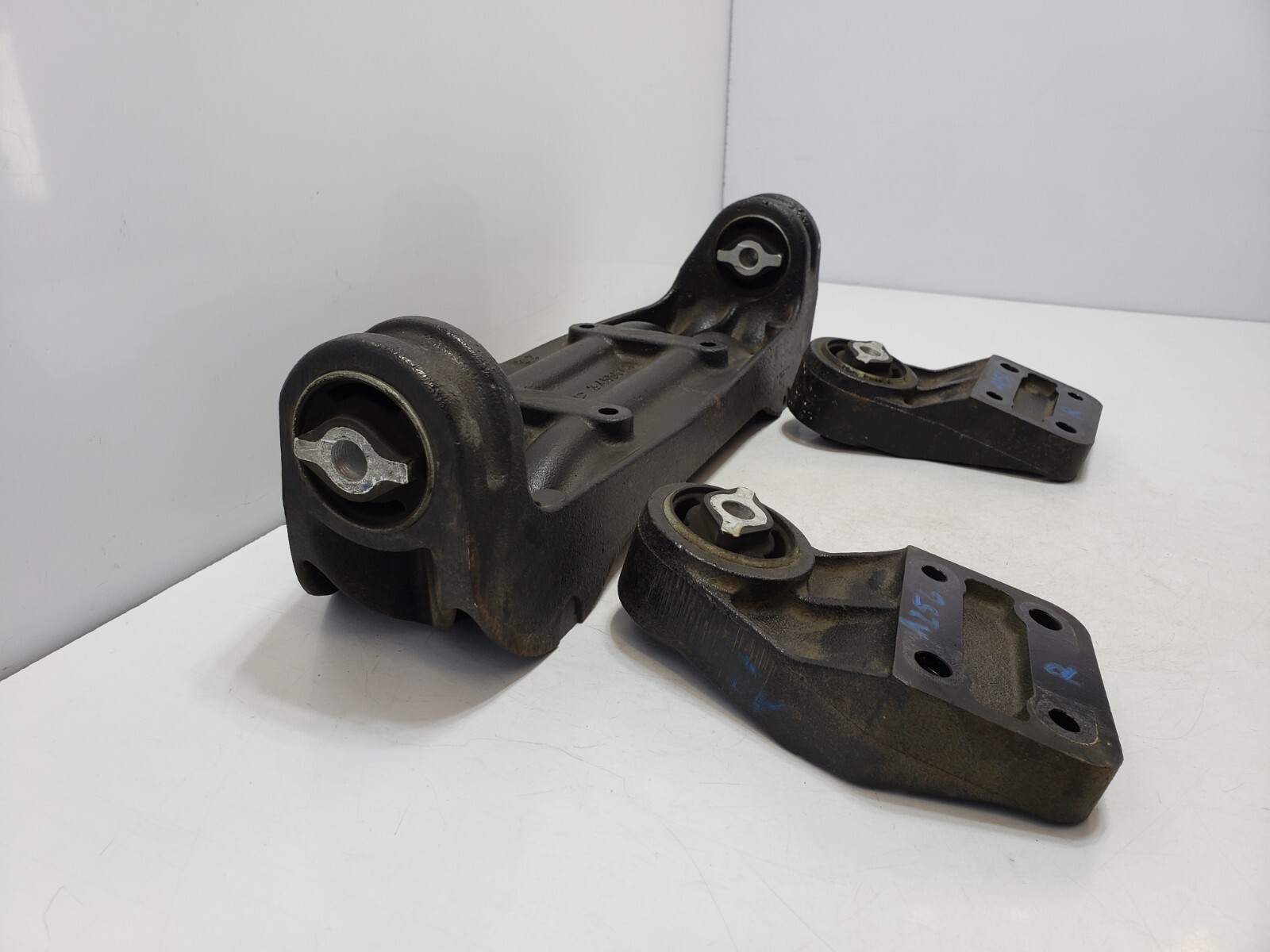 ✅ 04-11 OEM Maserati Quattroporte Rear Differential Support Mount Bracket SET