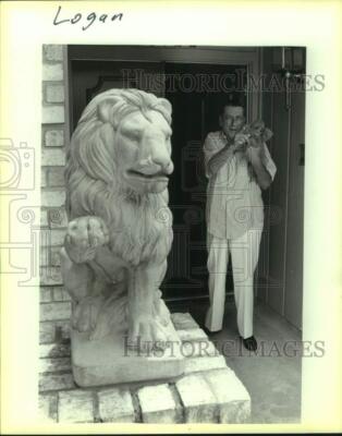 Press Photo Radio Announcer Logan Stewart With Dog Next to Lion - Main Image