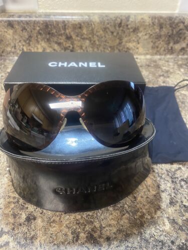 chanel sunglasses with logo on lens