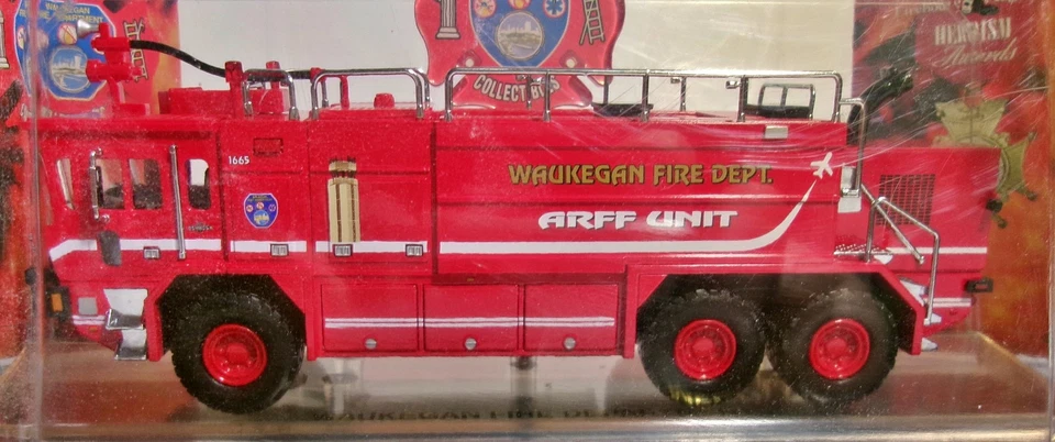 Code 3 OSHKOSH Waukegan ARFF Unit OSHKOSH O Airport Crash Unit Fire Truck 1:64 - Image 2 of 4