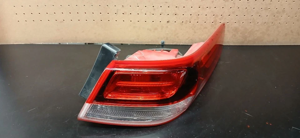 16 17 18 19 20 KIA OPTIMA REAR RIGHT TAILLIGHT OEM 92402D5000 - Image 2 of 4