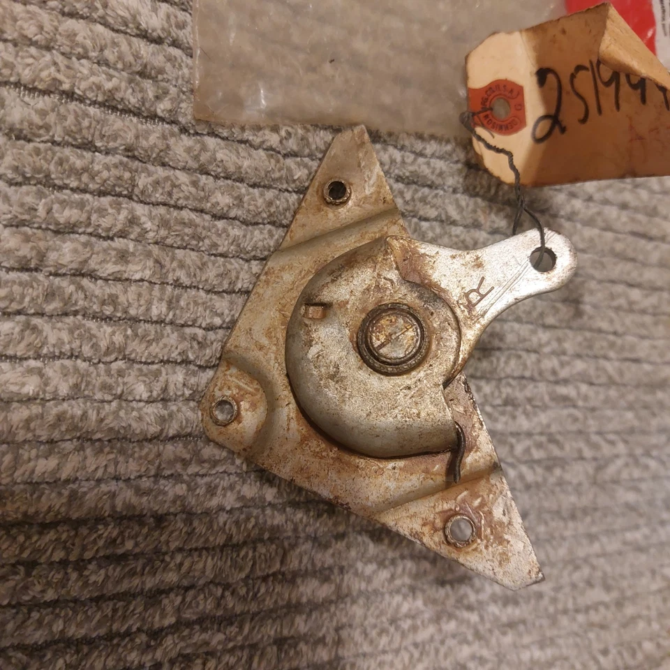 Cerradura de puerta delantera MoPar NOS (RT) - Dodge Pick-up D100 P/N 2519442 años 60 NOS Foto 3 de 4