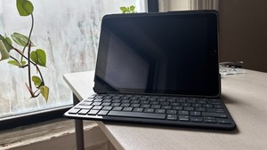 Apple ipad 5gen Bundle with Logitech iPad Slim Folio keyboard case + Smartcase