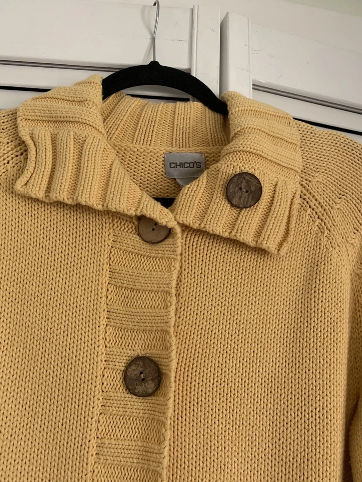 Cárdigan suéter amarillo para mujer Chico botones con cáscara de coco talla 2 algodón Foto 2 de 4