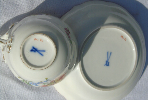 Tasse à moka en porcelaine de Meissen nos 38q et 80 - Picture 3 of 3